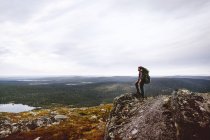 Caminhante desfrutando de vista no topo do penhasco, Keimiotunturi, Lapônia, Finlândia — Fotografia de Stock