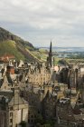 Пташиного польоту Единбурзі міський пейзаж з Хілл і небо на фоні, Шотландія — стокове фото