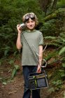 Ragazzo all'aperto con radio nella foresta — Foto stock