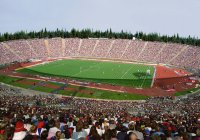 Stade de football avec beaucoup de gens — Photo de stock
