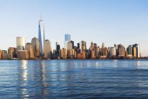 Rivière et Manhattan skyline, New York, États-Unis — Photo de stock