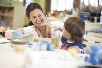 Mother and toddler playing in art class — Stock Photo