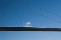 Puente del Bósforo con cielo azul - foto de stock