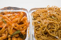 Китайская еда в металлических контейнерах, крупным планом — стоковое фото
