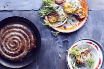 Тулузская колбаса в сковороде — стоковое фото