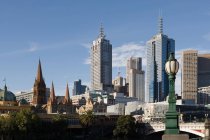 Мельбурнські міські хмарочоси в яскравому сонячному світлі — стокове фото