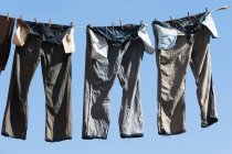 Calças na linha de roupas — Fotografia de Stock