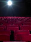 Ряды красных кинотеатров — стоковое фото