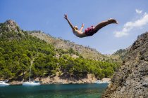 Jeune homme plongeant dans la mer, Cala Tuent, Majorque, Espagne — Photo de stock