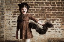 Junges Mädchen verkleidet sich als Katze — Stockfoto