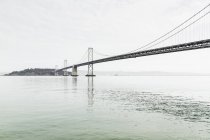 Vista del Puente de la Bahía, San Francisco, California - foto de stock