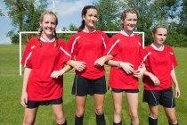 Giocatori di calcio ragazza fanno muro difensivo — Foto stock
