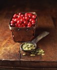 Cranberries com sementes de abóbora — Fotografia de Stock