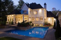 Villa de lujo iluminada con piscina - foto de stock
