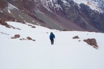 Excursionistas en las montañas - foto de stock