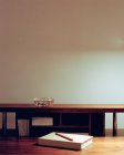 Blick auf Aschenbecher und Schreibwaren auf Holztisch — Stockfoto