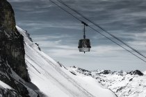 Teleférico sobre montaña, Les Arcs, Francia - foto de stock