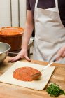 Männlicher Koch macht Pizza in gewerblicher Küche — Stockfoto