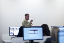 Studenti che usano i computer a lezione — Foto stock