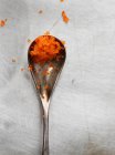 Caviale rosso in cucchiaino su superficie metallica — Foto stock