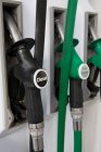 Fechar as bombas de combustível no posto de gasolina — Fotografia de Stock