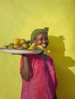 Femme éthiopienne vendant des mangues, Addis-Abeba, Ethiopie — Photo de stock