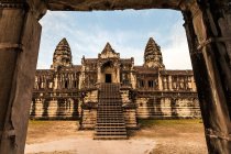 Vista de entrada del templo en Angkor Wat - foto de stock