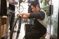 Mecânico de trabalho na loja de bicicletas — Fotografia de Stock