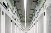 Perspective décroissante du corridor d'entrepôt de stockage de données — Photo de stock