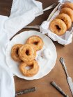 Donuts com talheres na mesa — Fotografia de Stock
