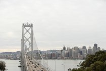 Спостерігаючи видом на затоку Сан-Франциско діапазону мостові — стокове фото