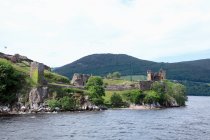 Urquhart castle and loch ness — Stock Photo
