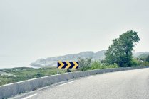 Напрямок дорожнього знаку на прибережній дорозі — стокове фото