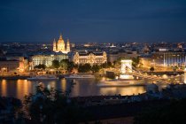 Пташиного польоту Будапешта на ніч — стокове фото