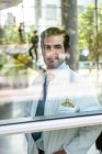 Nahaufnahme Porträt eines männlichen Arztes, der aus dem Fenster schaut — Stockfoto