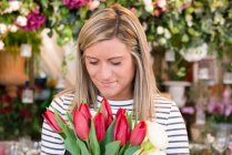 Fiorista in negozio di fiori, disponendo mazzo di fiori — Foto stock