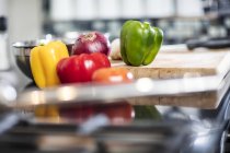 Stillleben von frischer Paprika und roter Zwiebel auf Schneidebrett in der Küche, Nahaufnahme — Stockfoto