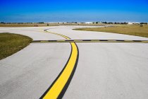 Blick auf die leere Landebahn des Flughafens am Tag — Stockfoto