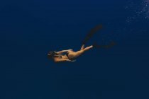 Mulher de mergulho livre no mar — Fotografia de Stock