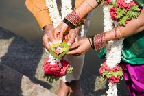 Pareja celebrando puja en ceremonia de boda india - foto de stock
