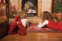 Kinder singen Weihnachtslieder — Stockfoto