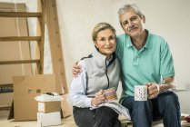 Старшая пара берет перерыв на кофе — стоковое фото
