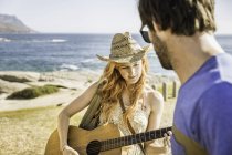 Casal adulto médio na costa tocando guitarra, Cape Town, África do Sul — Fotografia de Stock