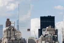 Здания Нью-Йорка при солнечном свете, США — стоковое фото