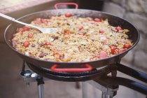 Padella con paella fresca cottura all'aperto — Foto stock