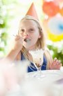Девушка ест мороженое на вечеринке — стоковое фото