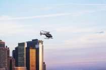 Vista a distanza di elicotteri e uffici, New York, USA — Foto stock