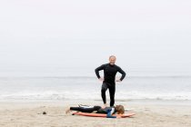 Surflehrer scherzt mit Schüler — Stockfoto