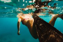 Vista submarina de la mujer que usa la natación de la aleta, Oahu, Hawaii, USA - foto de stock