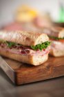 Sandwichs sur planche à découper — Photo de stock